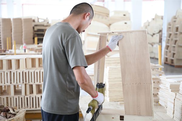 连云港赣榆 家具出口订单旺 企业生产忙 加工家具